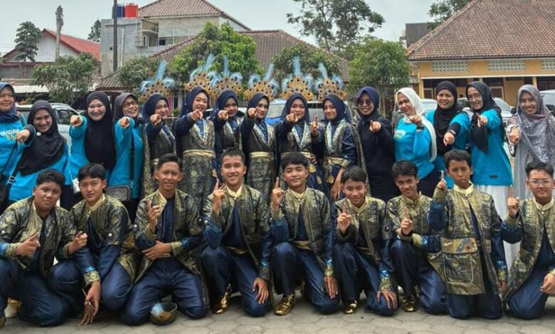 Tim rebana SMP Mutual Kota Magelang bersama para guru pendamping berfoto bersama usai meraih Juara MAPSI.