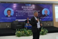 Narasumber menyampaikan pemaparan materi saat Kuliah Umum UMS Teknik Industri di Gedung Edutorium UMS