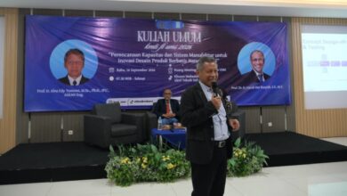 Narasumber menyampaikan pemaparan materi saat Kuliah Umum UMS Teknik Industri di Gedung Edutorium UMS