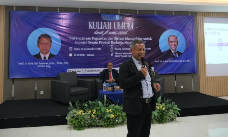 Narasumber menyampaikan pemaparan materi saat Kuliah Umum UMS Teknik Industri di Gedung Edutorium UMS