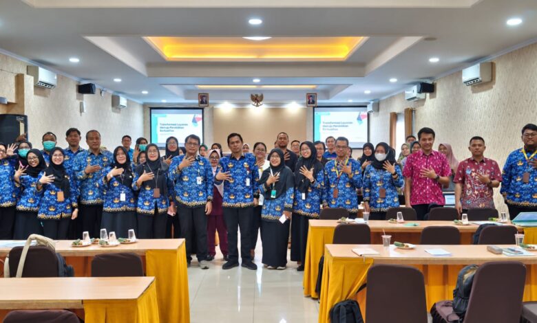 Peserta koordinasi pengelolaan limbah medis RS UMS Surakarta dan Dinkes foto bersama