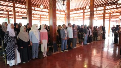 Peserta dan volunteer berdiri menyanyikan lagu dalam acara Urun Rembug 7 aktivasi perpustakaan kampung dan taman cerdas se-Kota Surakarta di Pendopo Lodji Gandrung.