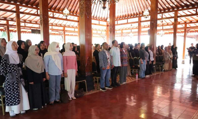 Peserta dan volunteer berdiri menyanyikan lagu dalam acara Urun Rembug 7 aktivasi perpustakaan kampung dan taman cerdas se-Kota Surakarta di Pendopo Lodji Gandrung.
