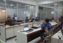 Diskusi internal dosen Fakultas Geografi UMS membahas penguatan AI Geografi UMS dan riset di Ruang Al-Idrisi.