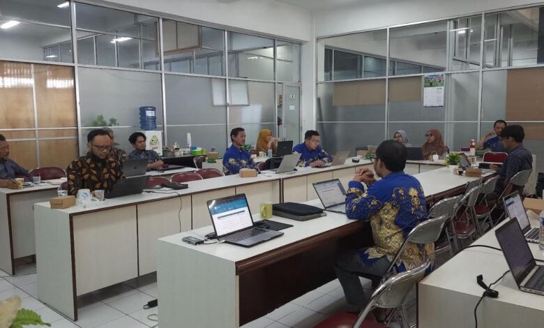 Diskusi internal dosen Fakultas Geografi UMS membahas penguatan AI Geografi UMS dan riset di Ruang Al-Idrisi.