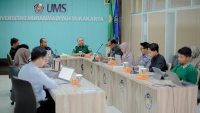 Tim Humas dan Protokoler UMS menyelenggarakan kegiatan benchmarking bersama delegasi UNAMIN Sorong di Gedung Induk Siti Walidah UMS.
