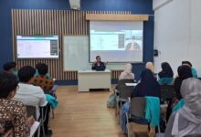 Suasana perkuliahan mahasiswa MPAI UMS di dalam ruang kelas berbasis teknologi