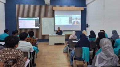 Suasana perkuliahan mahasiswa MPAI UMS di dalam ruang kelas berbasis teknologi
