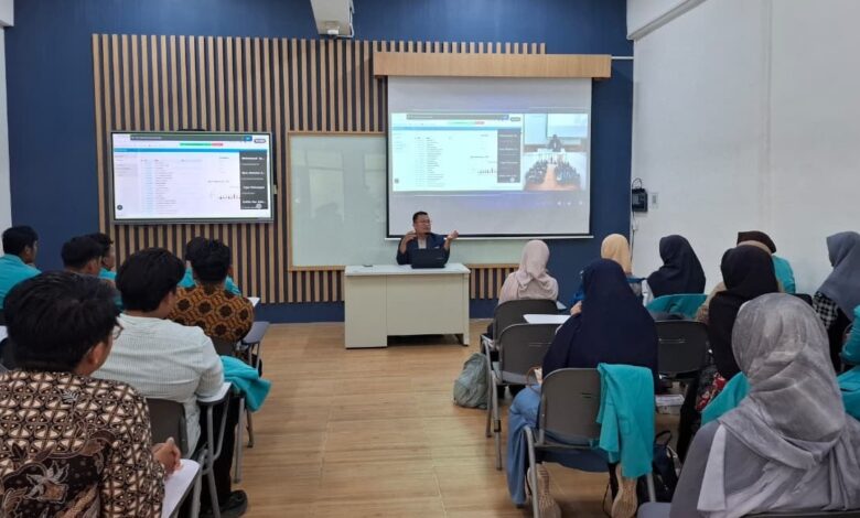 Suasana perkuliahan mahasiswa MPAI UMS di dalam ruang kelas berbasis teknologi
