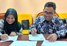 Delegasi Ilmu Komunikasi UMS dan pihak USIM Malaysia sedang menandatangani dokumen kerja sama akademik.