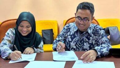 Delegasi Ilmu Komunikasi UMS dan pihak USIM Malaysia sedang menandatangani dokumen kerja sama akademik.