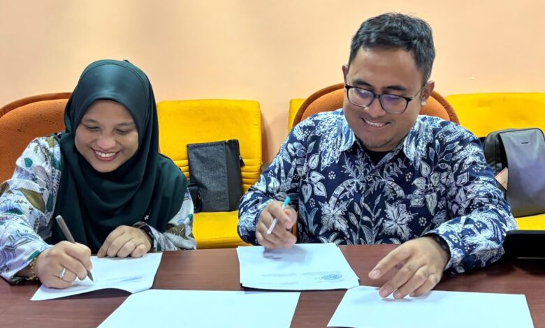 Delegasi Ilmu Komunikasi UMS dan pihak USIM Malaysia sedang menandatangani dokumen kerja sama akademik.