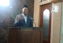 Ustaz Dwi Jatmiko menyampaikan khutbah Jumat tentang cara mencintai Rasulullah di Masjid Al-Mustaqim Solo.