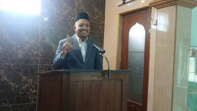 Ustaz Dwi Jatmiko menyampaikan khutbah Jumat tentang cara mencintai Rasulullah di Masjid Al-Mustaqim Solo.
