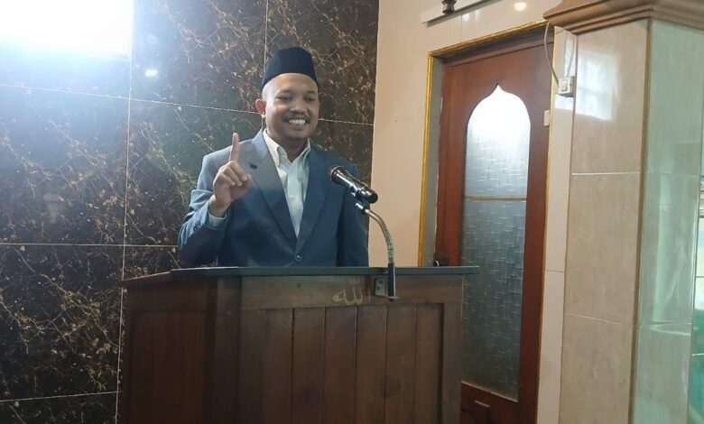 Ustaz Dwi Jatmiko menyampaikan khutbah Jumat tentang cara mencintai Rasulullah di Masjid Al-Mustaqim Solo.