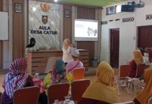 Narasumber memberikan materi seminar kesehatan mental keluarga kepada ibu-ibu PKK di Balai Desa Catur