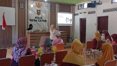 Narasumber memberikan materi seminar kesehatan mental keluarga kepada ibu-ibu PKK di Balai Desa Catur