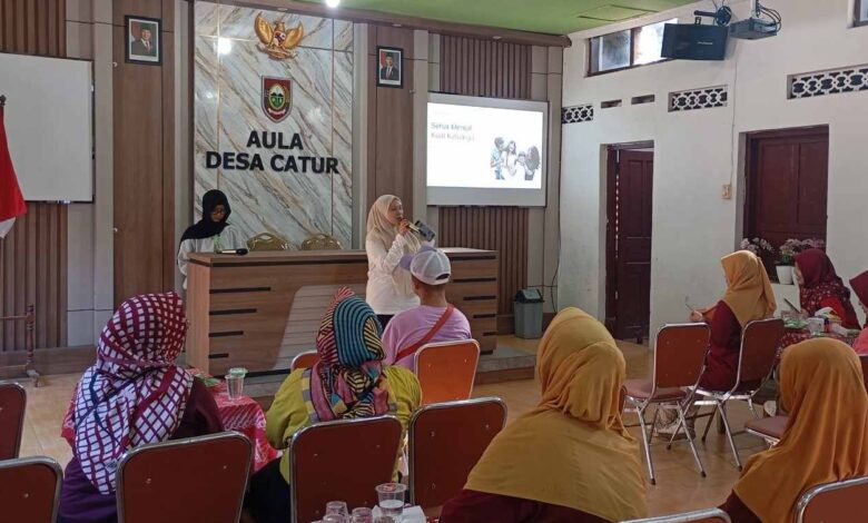 Narasumber memberikan materi seminar kesehatan mental keluarga kepada ibu-ibu PKK di Balai Desa Catur