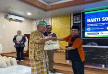 Penyerahan simbolis paket Bakti Sosial UMPWR dalam rangka Milad ke-62 Universitas Muhammadiyah Purworejo.