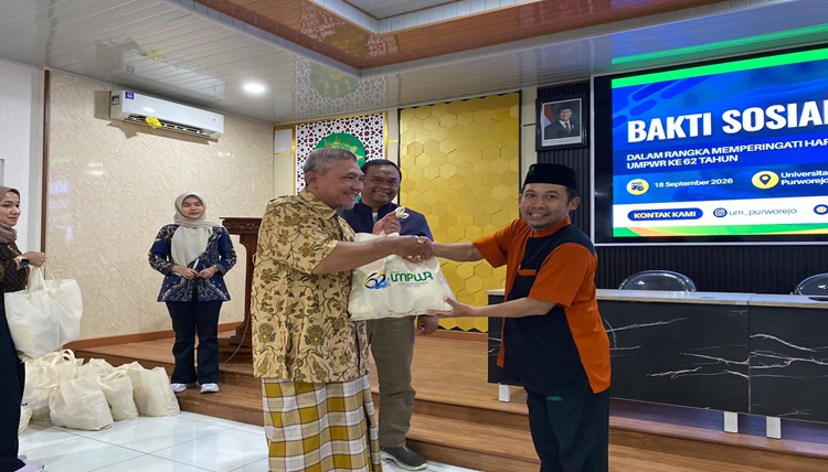 Penyerahan simbolis paket Bakti Sosial UMPWR dalam rangka Milad ke-62 Universitas Muhammadiyah Purworejo.
