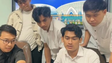 Lima mahasiswa anggota tim YOGREEN UMS sedang berdiskusi di depan laptop saat pembinaan P2MW untuk pengembangan produk yoghurt daun pakis UMS.