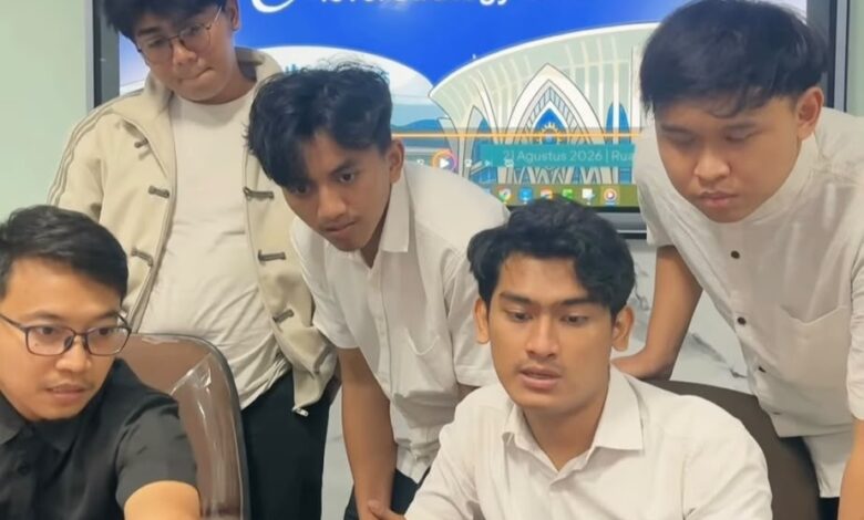 Lima mahasiswa anggota tim YOGREEN UMS sedang berdiskusi di depan laptop saat pembinaan P2MW untuk pengembangan produk yoghurt daun pakis UMS.