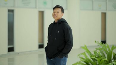 Muhammad Farhan, mahasiswa UMS pemenang Juara 1 lomba review Film Pangku Tempo, berpose mengenakan hoodie hitam di koridor kampus UMS.