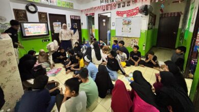 Dosen UMS memberikan edukasi literasi digital anak di Malaysia melalui metode pembelajaran interaktif di Sanggar Belajar Kepong.