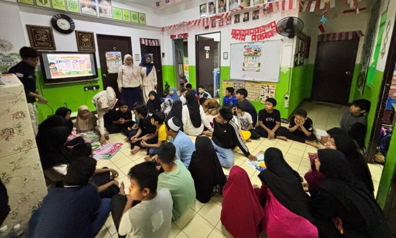 Dosen UMS memberikan edukasi literasi digital anak di Malaysia melalui metode pembelajaran interaktif di Sanggar Belajar Kepong.
