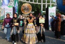 Mahasiswa baru UNIMUS mengenakan kostum bernuansa lingkungan saat kirab budaya MASTA UNIMUS 2026