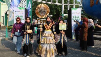 Mahasiswa baru UNIMUS mengenakan kostum bernuansa lingkungan saat kirab budaya MASTA UNIMUS 2026