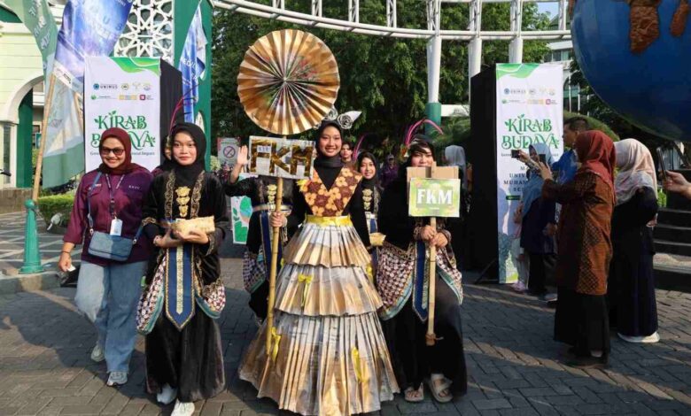 Mahasiswa baru UNIMUS mengenakan kostum bernuansa lingkungan saat kirab budaya MASTA UNIMUS 2026