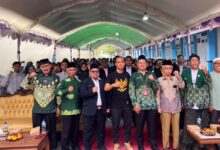 Foto bersama pimpinan dan mahasiswa dalam acara pembukaan PKKMB Muhammadiyah Blora di lingkungan kampus.