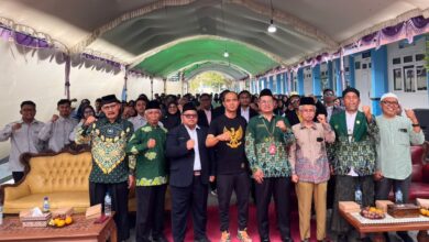 Foto bersama pimpinan dan mahasiswa dalam acara pembukaan PKKMB Muhammadiyah Blora di lingkungan kampus.