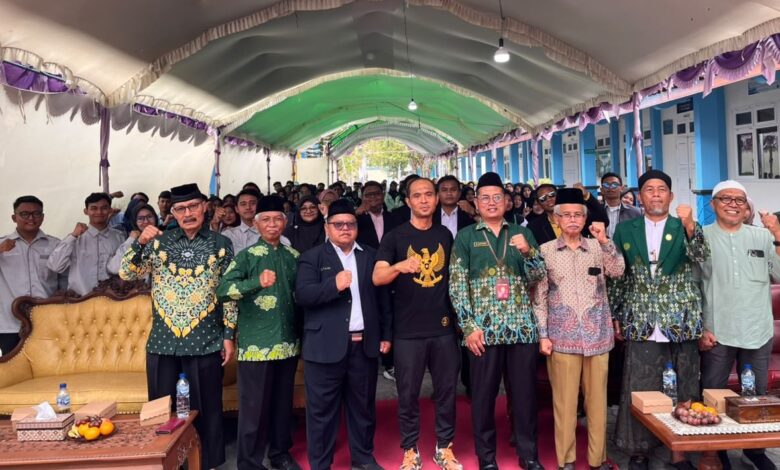 Foto bersama pimpinan dan mahasiswa dalam acara pembukaan PKKMB Muhammadiyah Blora di lingkungan kampus.