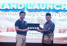 Ketua Umum PP Muhammadiyah Haedar Nashir saat menerima produk emas Mentari Bayt Coin pada acara peluncuran di SM Tower Yogyakarta.