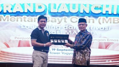 Ketua Umum PP Muhammadiyah Haedar Nashir saat menerima produk emas Mentari Bayt Coin pada acara peluncuran di SM Tower Yogyakarta.