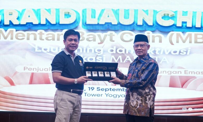 Ketua Umum PP Muhammadiyah Haedar Nashir saat menerima produk emas Mentari Bayt Coin pada acara peluncuran di SM Tower Yogyakarta.