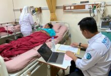Mahasiswa Spesialis Keperawatan Medikal Bedah UNIMUS melakukan ujian praktik klinis OSCE bersama pasien standar.