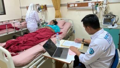 Mahasiswa Spesialis Keperawatan Medikal Bedah UNIMUS melakukan ujian praktik klinis OSCE bersama pasien standar.