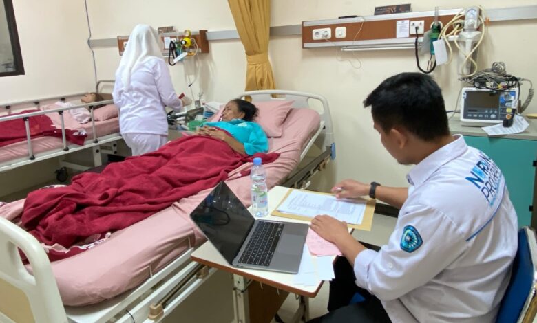Mahasiswa Spesialis Keperawatan Medikal Bedah UNIMUS melakukan ujian praktik klinis OSCE bersama pasien standar.