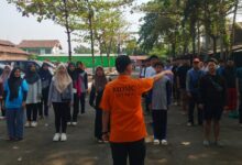 Pelatih MDMC Jepara menginstruksikan barisan peserta di area terbuka.
