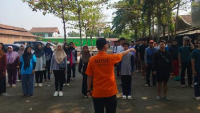 Pelatih MDMC Jepara menginstruksikan barisan peserta di area terbuka.