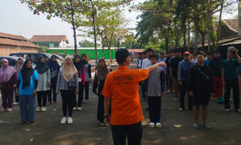 Pelatih MDMC Jepara menginstruksikan barisan peserta di area terbuka.