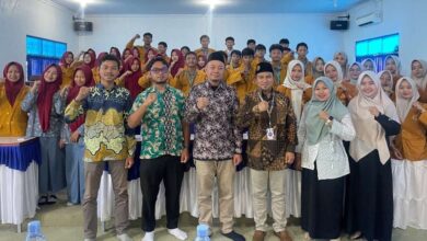 Foto bersama jajaran pimpinan, pembina, dan kader PR IPM SMK Mutu Wonosobo serta PR IPM SMK Mutu Temanggung saat acara studi banding.