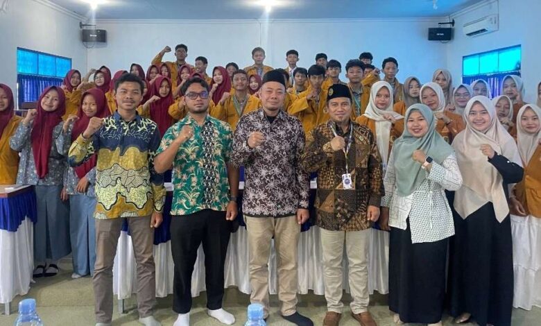 Foto bersama jajaran pimpinan, pembina, dan kader PR IPM SMK Mutu Wonosobo serta PR IPM SMK Mutu Temanggung saat acara studi banding.