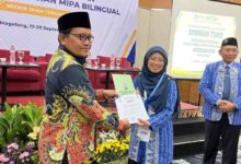 Guru SD Muhammadiyah Parakan Aulia Aceide Oase menerima sertifikat penghargaan Best Performance pada Bimtek Digitalisasi MIPA Bilingual di Magelang