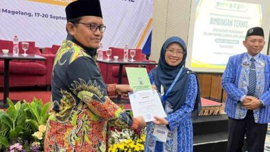 Guru SD Muhammadiyah Parakan Aulia Aceide Oase menerima sertifikat penghargaan Best Performance pada Bimtek Digitalisasi MIPA Bilingual di Magelang
