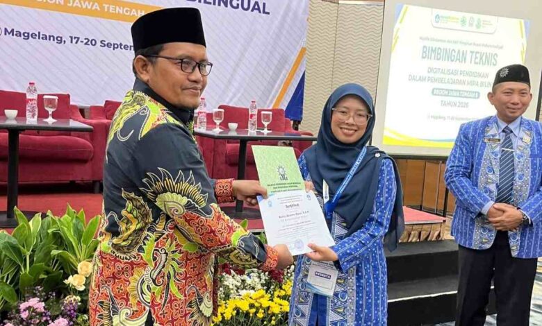 Guru SD Muhammadiyah Parakan Aulia Aceide Oase menerima sertifikat penghargaan Best Performance pada Bimtek Digitalisasi MIPA Bilingual di Magelang