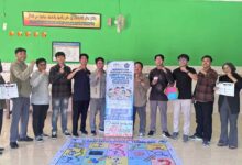 Mahasiswa PPG Informatika UMS berfoto bersama saat pengenalan Computational Thinking lewat ular tangga edukatif di PAKYM Surakarta.